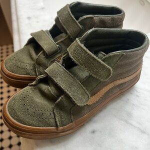 Vans Sk8-Mid Reissue V shoes in a green suede material with a gum sole